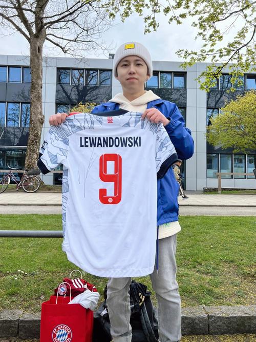 西甲战报：斯威德伯格梅开二度，九人皇马0-2塞尔塔